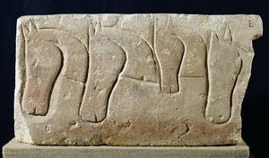 Sturz mit einem Relief, das Pferdeköpfe darstellt, aus Roqueperteuse, 4.-3. Jahrhundert v. Chr.